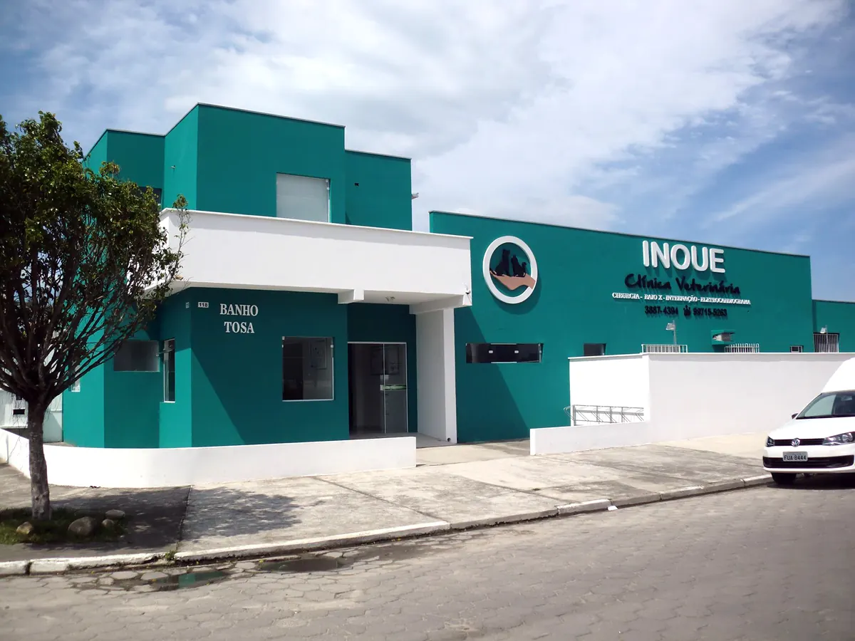 Fachada verde e branca da Clínica Veterinária Inoue em Caraguatatuba